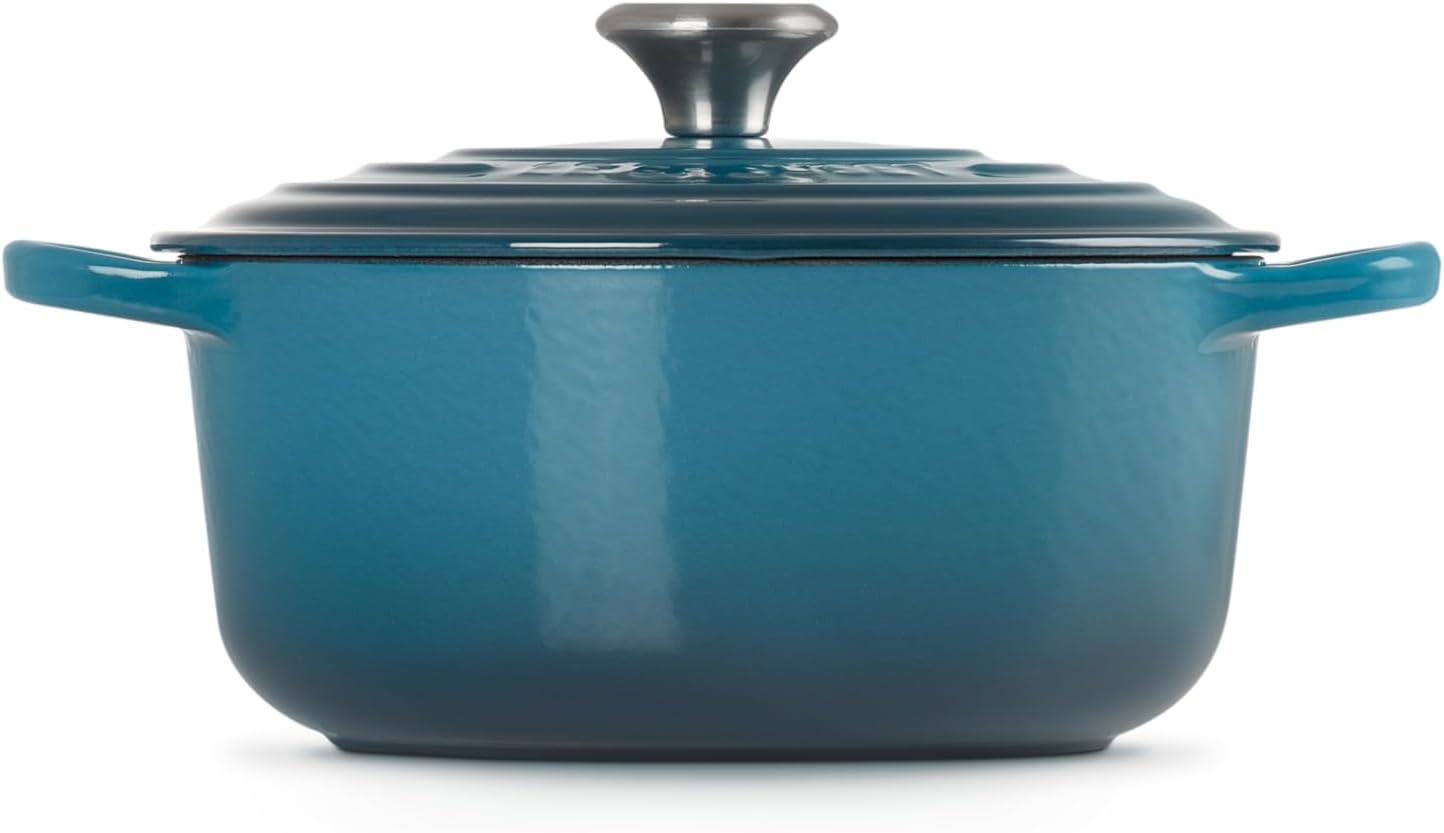 Le Creuset Signature żeliwne naczynie do pieczenia z pokrywką, Ø 26 cm, okrągłe, nadaje się do wszystkich rodzajów kuchenek i kuchenek indukcyjnych, pojemność: 5,3 l, 5,135 kg, kolor czerwony