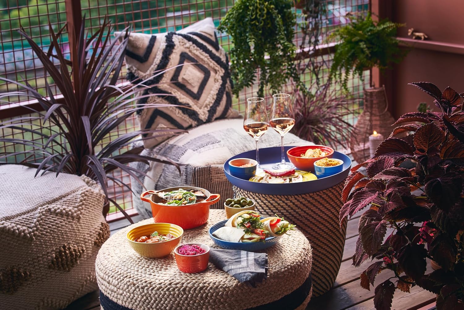 Le Creuset Signature żeliwne naczynie do pieczenia z pokrywką, Ø 26 cm, okrągłe, nadaje się do wszystkich rodzajów kuchenek i kuchenek indukcyjnych, pojemność: 5,3 l, 5,135 kg, kolor czerwony