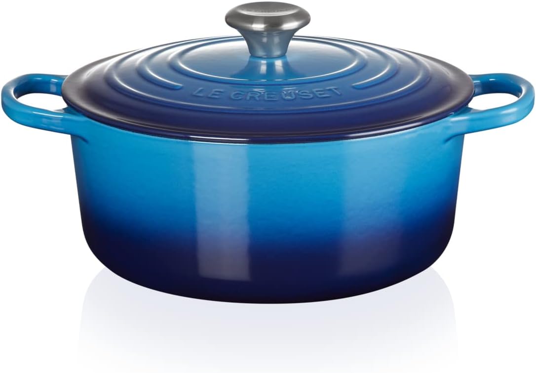 Le Creuset Signature żeliwne naczynie do pieczenia z pokrywką, Ø 26 cm, okrągłe, nadaje się do wszystkich rodzajów kuchenek i kuchenek indukcyjnych, pojemność: 5,3 l, 5,135 kg, kolor czerwony