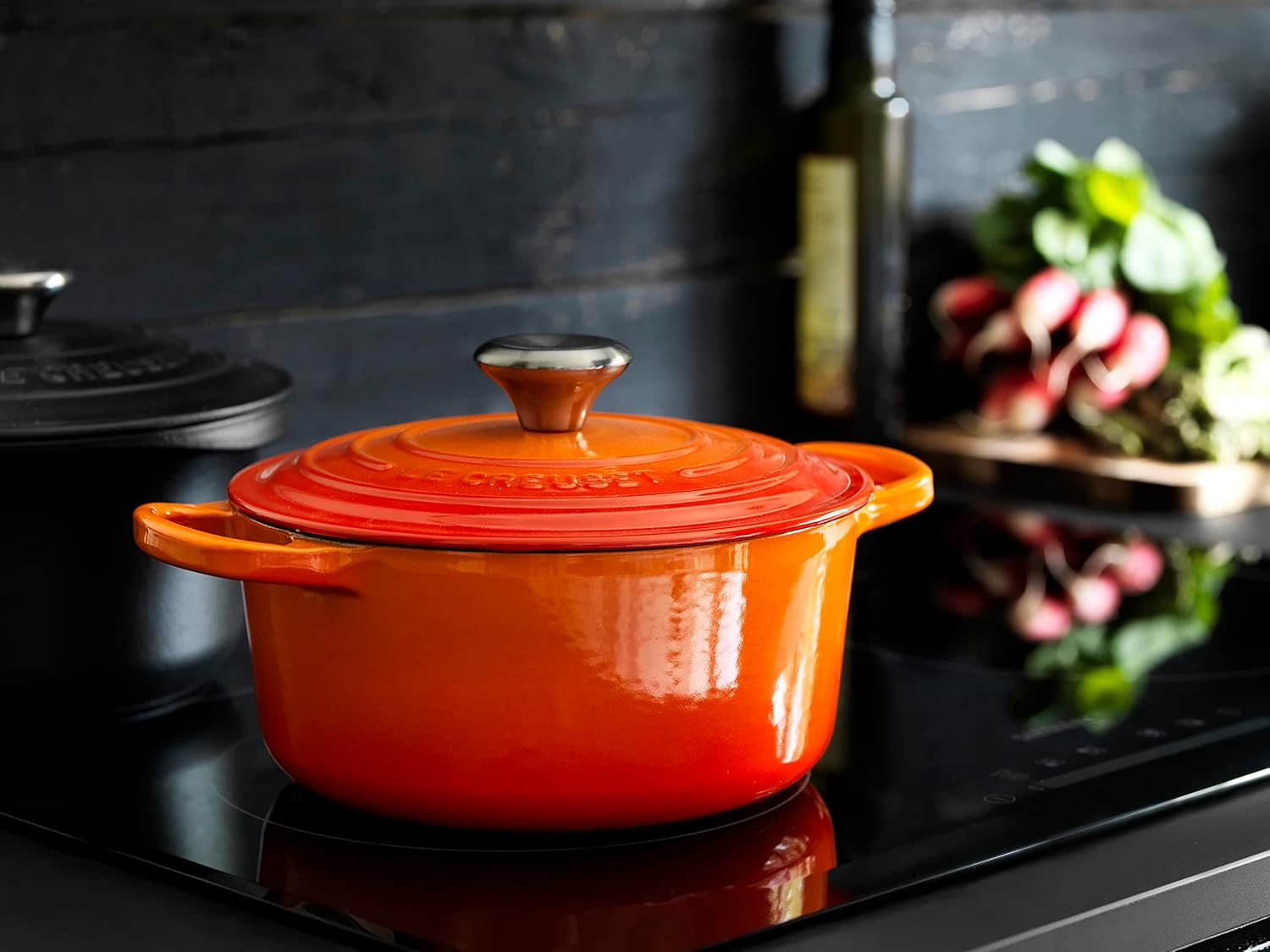 Le Creuset Signature żeliwne naczynie do pieczenia z pokrywką, Ø 26 cm, okrągłe, nadaje się do wszystkich rodzajów kuchenek i kuchenek indukcyjnych, pojemność: 5,3 l, 5,135 kg, kolor czerwony