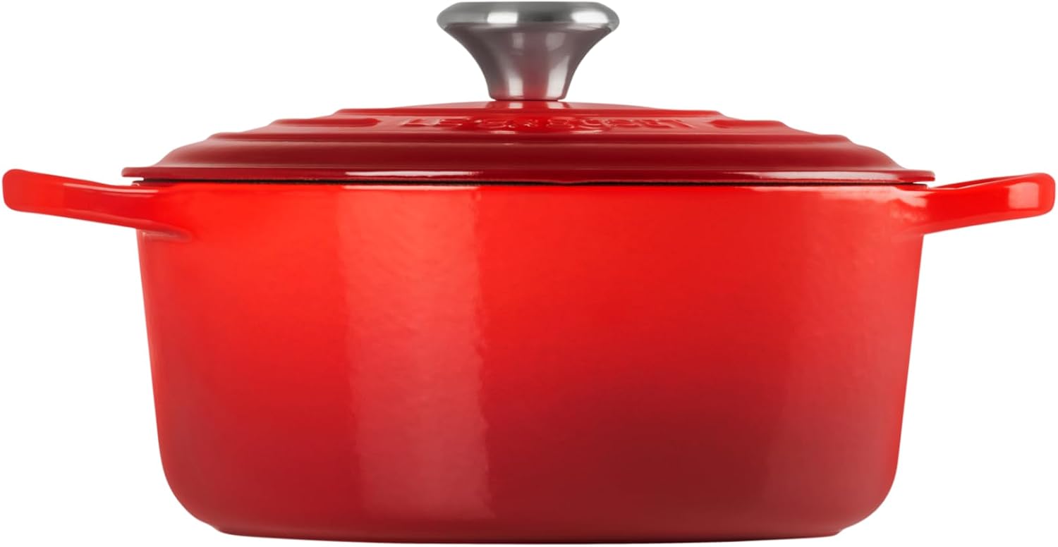 Le Creuset Signature żeliwne naczynie do pieczenia z pokrywką, Ø 26 cm, okrągłe, nadaje się do wszystkich rodzajów kuchenek i kuchenek indukcyjnych, pojemność: 5,3 l, 5,135 kg, kolor czerwony