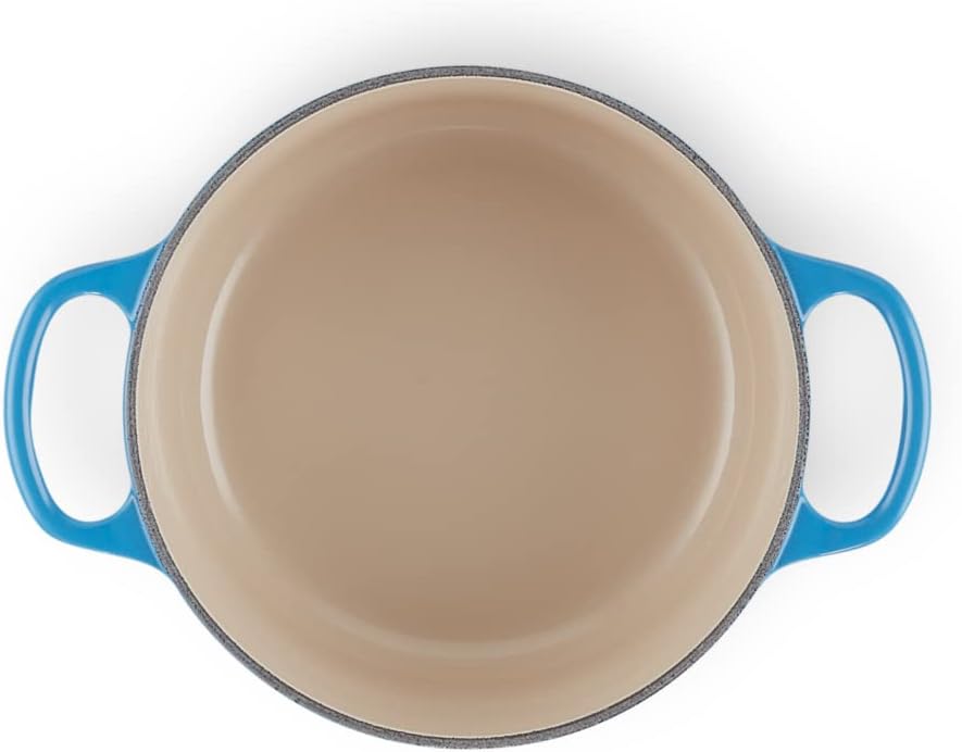 Le Creuset Signature żeliwne naczynie do pieczenia z pokrywką, Ø 26 cm, okrągłe, nadaje się do wszystkich rodzajów kuchenek i kuchenek indukcyjnych, pojemność: 5,3 l, 5,135 kg, kolor czerwony
