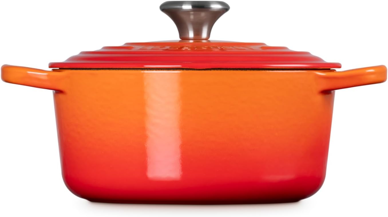 Le Creuset Signature żeliwne naczynie do pieczenia z pokrywką, Ø 26 cm, okrągłe, nadaje się do wszystkich rodzajów kuchenek i kuchenek indukcyjnych, pojemność: 5,3 l, 5,135 kg, kolor czerwony