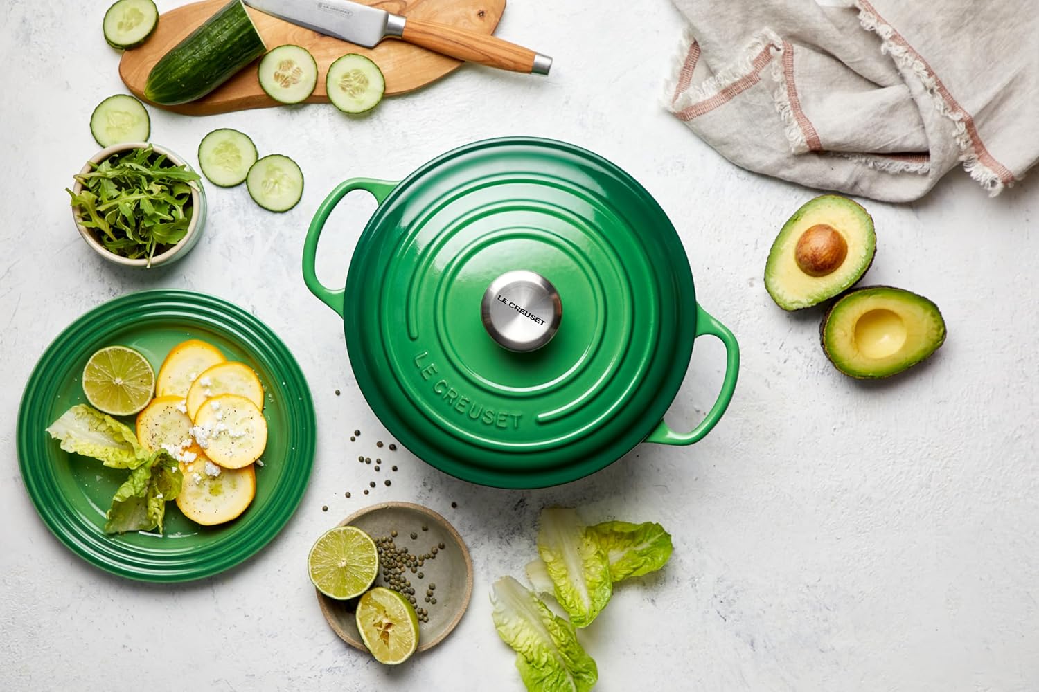 Le Creuset Signature żeliwne naczynie do pieczenia z pokrywką, Ø 26 cm, okrągłe, nadaje się do wszystkich rodzajów kuchenek i kuchenek indukcyjnych, pojemność: 5,3 l, 5,135 kg, kolor czerwony