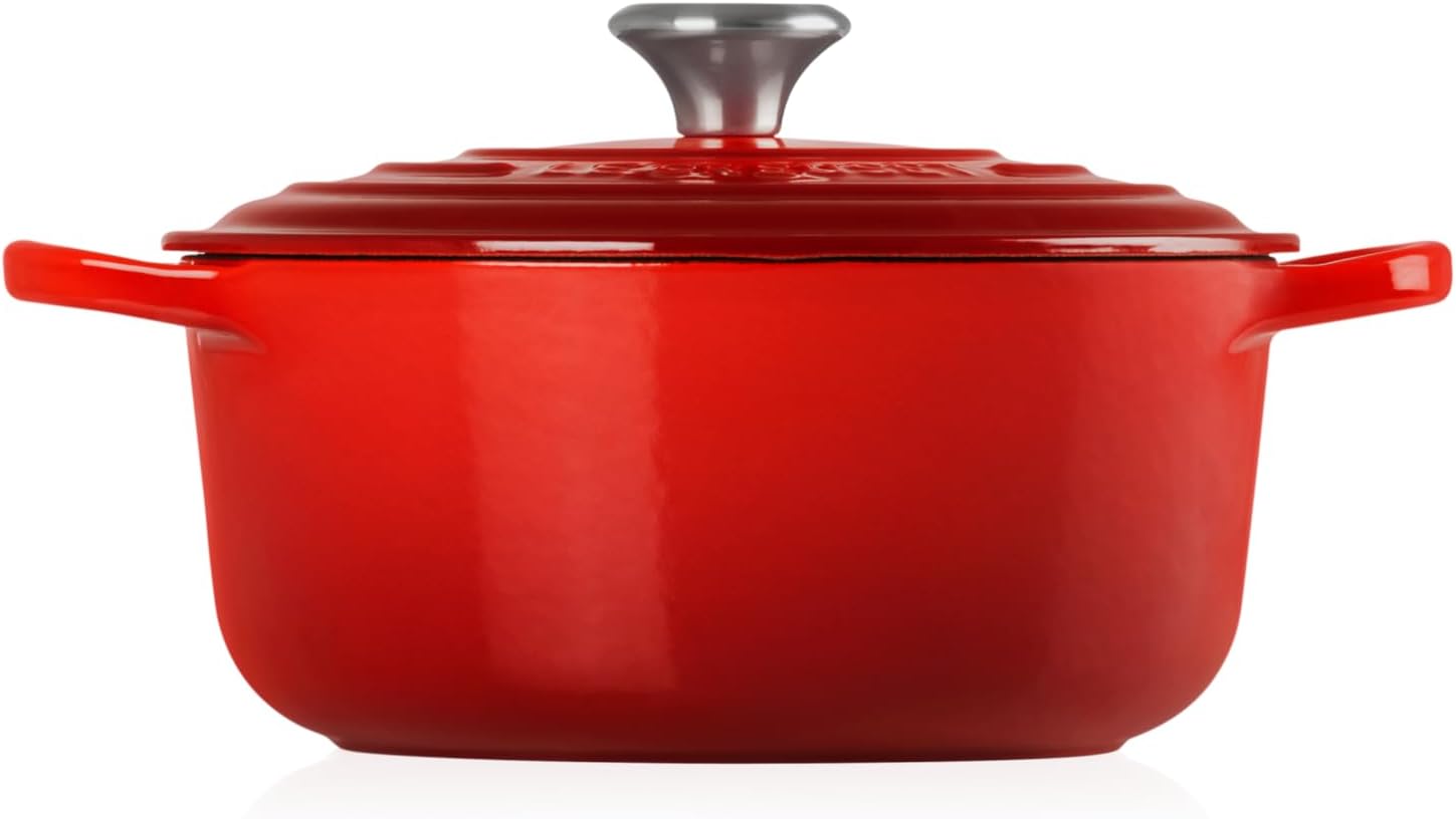Le Creuset Signature żeliwne naczynie do pieczenia z pokrywką, Ø 26 cm, okrągłe, nadaje się do wszystkich rodzajów kuchenek i kuchenek indukcyjnych, pojemność: 5,3 l, 5,135 kg, kolor czerwony