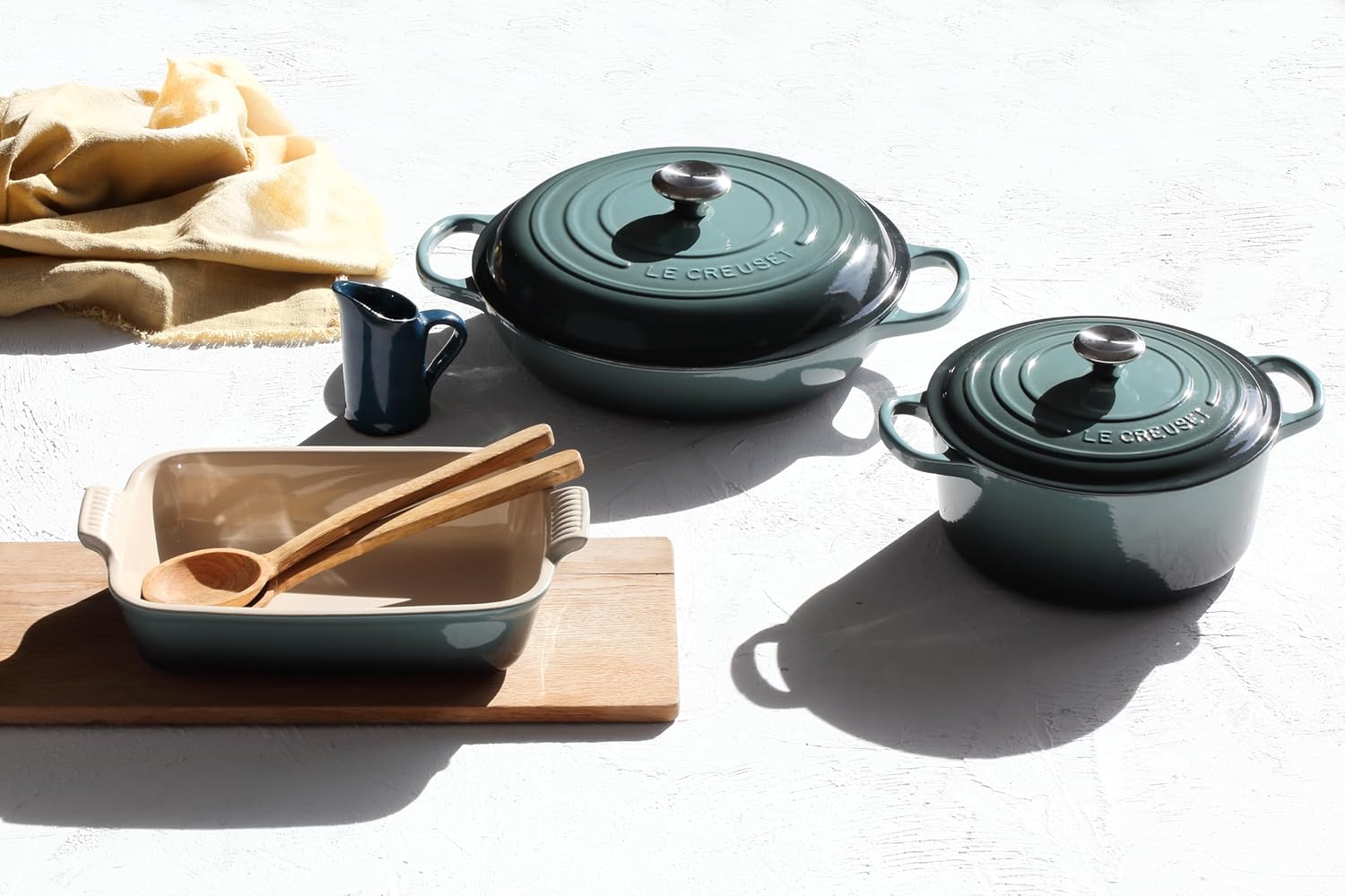 Le Creuset Signature żeliwne naczynie do pieczenia z pokrywką, Ø 26 cm, okrągłe, nadaje się do wszystkich rodzajów kuchenek i kuchenek indukcyjnych, pojemność: 5,3 l, 5,135 kg, kolor czerwony