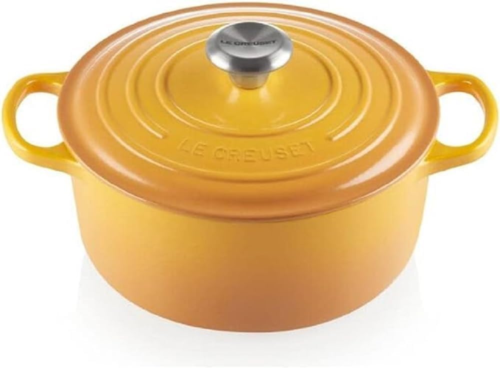 Le Creuset Signature żeliwne naczynie do pieczenia z pokrywką, Ø 26 cm, okrągłe, nadaje się do wszystkich rodzajów kuchenek i kuchenek indukcyjnych, pojemność: 5,3 l, 5,135 kg, kolor czerwony