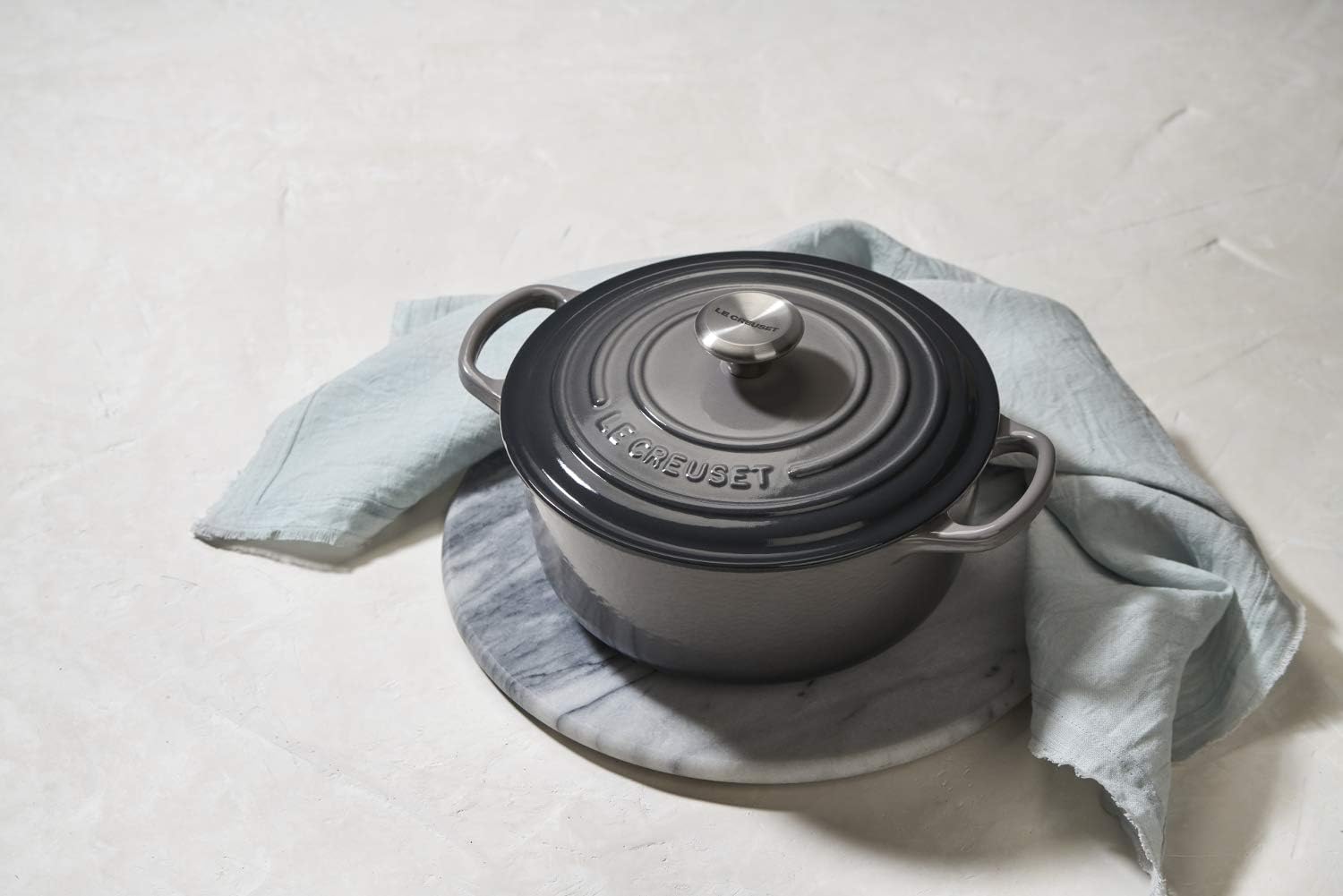 Le Creuset Signature żeliwne naczynie do pieczenia z pokrywką, Ø 26 cm, okrągłe, nadaje się do wszystkich rodzajów kuchenek i kuchenek indukcyjnych, pojemność: 5,3 l, 5,135 kg, kolor czerwony
