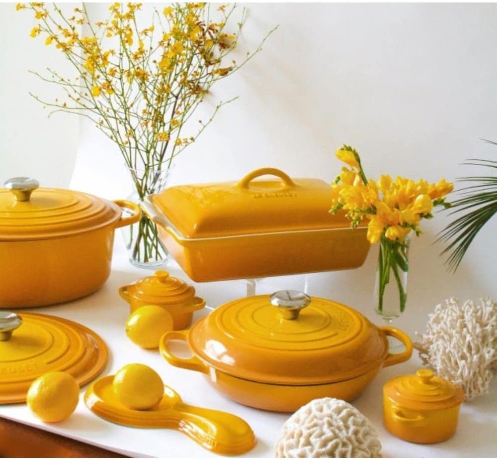 Le Creuset Signature żeliwne naczynie do pieczenia z pokrywką, Ø 26 cm, okrągłe, nadaje się do wszystkich rodzajów kuchenek i kuchenek indukcyjnych, pojemność: 5,3 l, 5,135 kg, kolor czerwony