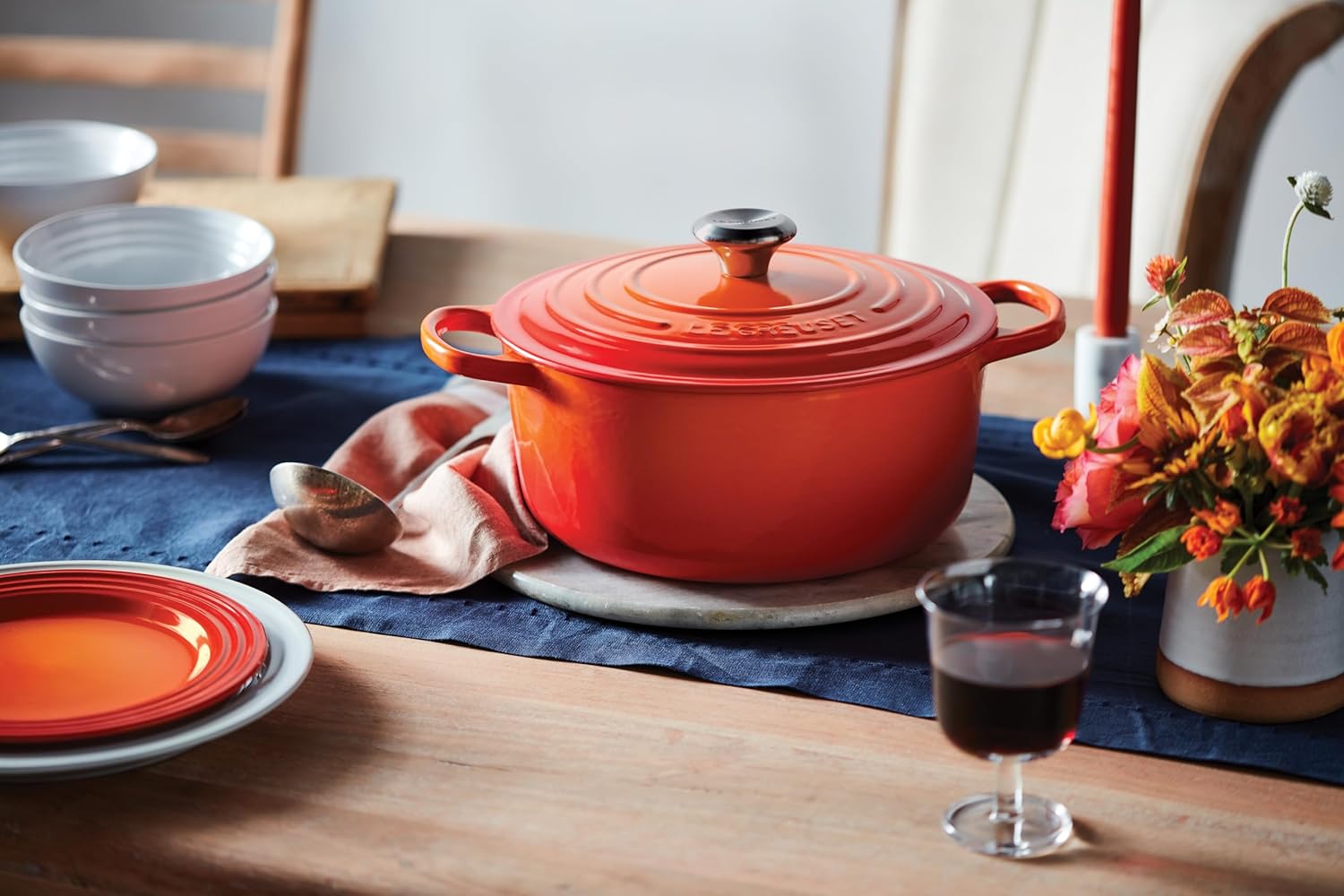 Le Creuset Signature żeliwne naczynie do pieczenia z pokrywką, Ø 26 cm, okrągłe, nadaje się do wszystkich rodzajów kuchenek i kuchenek indukcyjnych, pojemność: 5,3 l, 5,135 kg, kolor czerwony