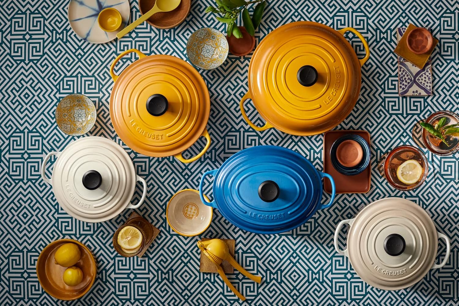 Le Creuset Signature żeliwne naczynie do pieczenia z pokrywką, Ø 26 cm, okrągłe, nadaje się do wszystkich rodzajów kuchenek i kuchenek indukcyjnych, pojemność: 5,3 l, 5,135 kg, kolor czerwony