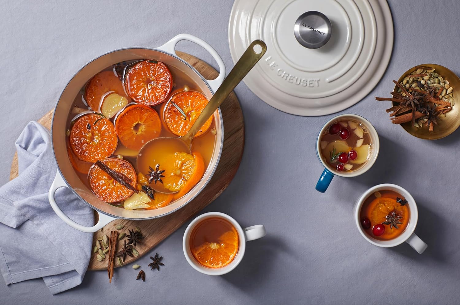 Le Creuset Signature żeliwne naczynie do pieczenia z pokrywką, Ø 26 cm, okrągłe, nadaje się do wszystkich rodzajów kuchenek i kuchenek indukcyjnych, pojemność: 5,3 l, 5,135 kg, kolor czerwony