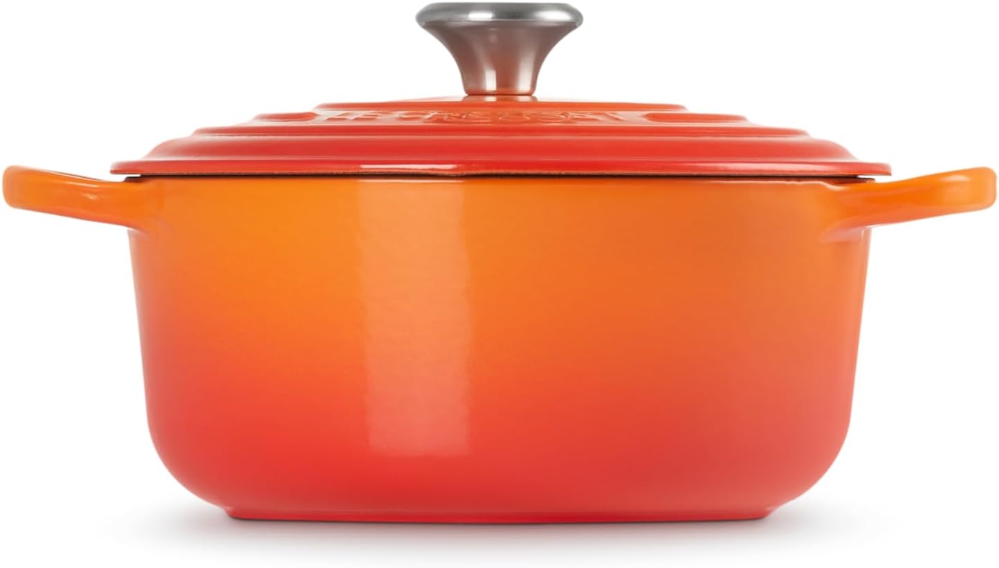 Le Creuset Signature żeliwne naczynie do pieczenia z pokrywką, Ø 26 cm, okrągłe, nadaje się do wszystkich rodzajów kuchenek i kuchenek indukcyjnych, pojemność: 5,3 l, 5,135 kg, kolor czerwony
