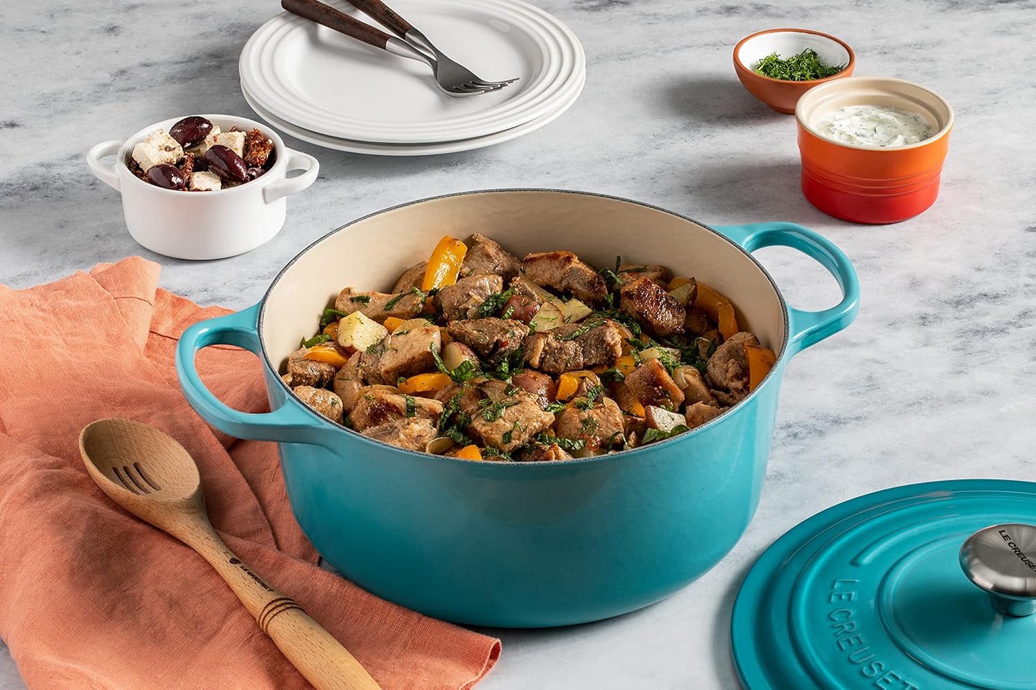 Le Creuset Signature żeliwne naczynie do pieczenia z pokrywką, Ø 26 cm, okrągłe, nadaje się do wszystkich rodzajów kuchenek i kuchenek indukcyjnych, pojemność: 5,3 l, 5,135 kg, kolor czerwony