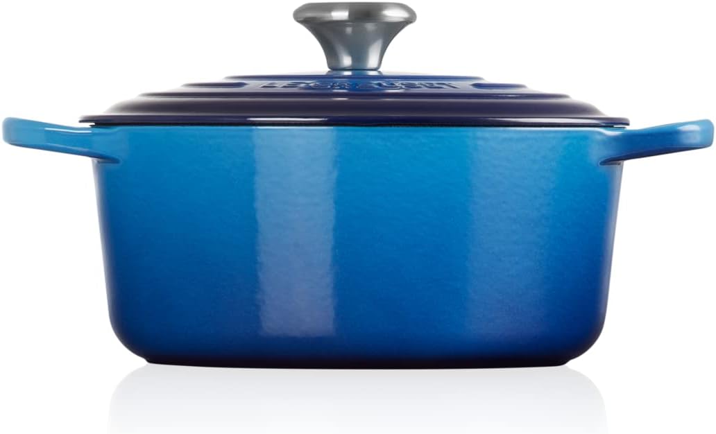 Le Creuset Signature żeliwne naczynie do pieczenia z pokrywką, Ø 26 cm, okrągłe, nadaje się do wszystkich rodzajów kuchenek i kuchenek indukcyjnych, pojemność: 5,3 l, 5,135 kg, kolor czerwony