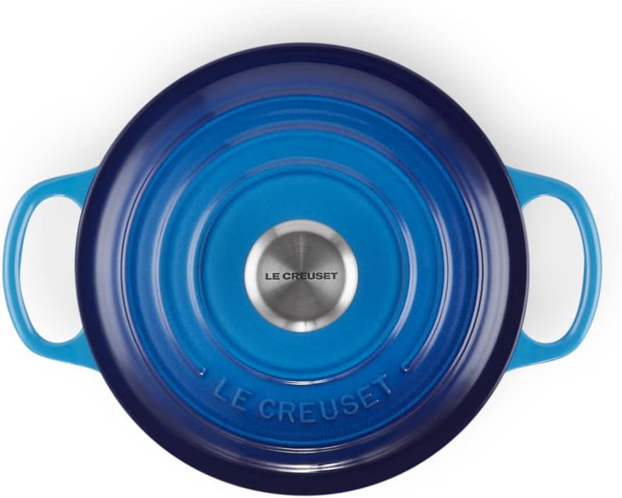 Le Creuset Signature żeliwne naczynie do pieczenia z pokrywką, Ø 26 cm, okrągłe, nadaje się do wszystkich rodzajów kuchenek i kuchenek indukcyjnych, pojemność: 5,3 l, 5,135 kg, kolor czerwony