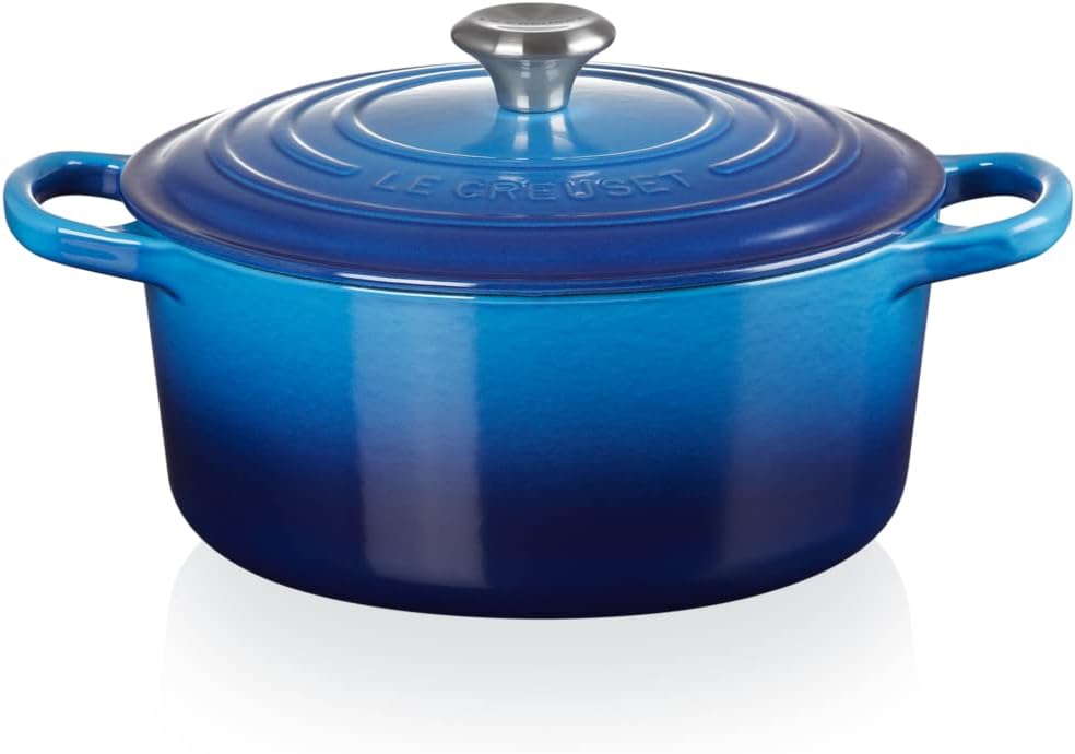 Le Creuset Signature żeliwne naczynie do pieczenia z pokrywką, Ø 26 cm, okrągłe, nadaje się do wszystkich rodzajów kuchenek i kuchenek indukcyjnych, pojemność: 5,3 l, 5,135 kg, kolor czerwony