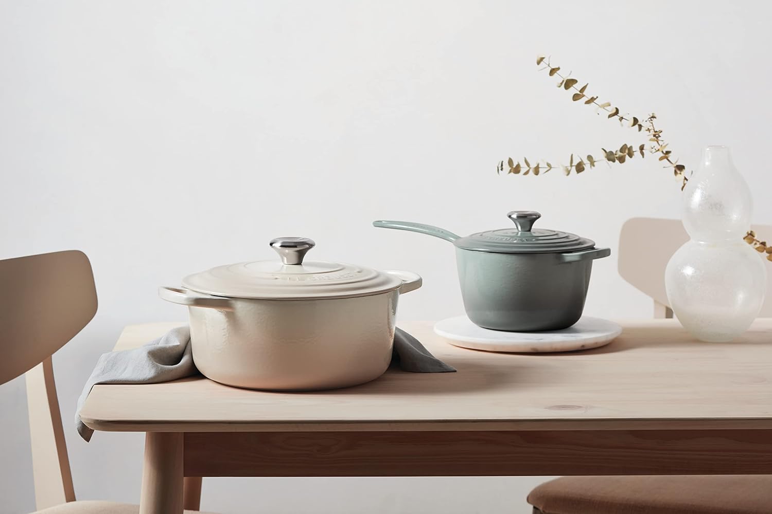 Le Creuset Signature żeliwne naczynie do pieczenia z pokrywką, Ø 26 cm, okrągłe, nadaje się do wszystkich rodzajów kuchenek i kuchenek indukcyjnych, pojemność: 5,3 l, 5,135 kg, kolor czerwony