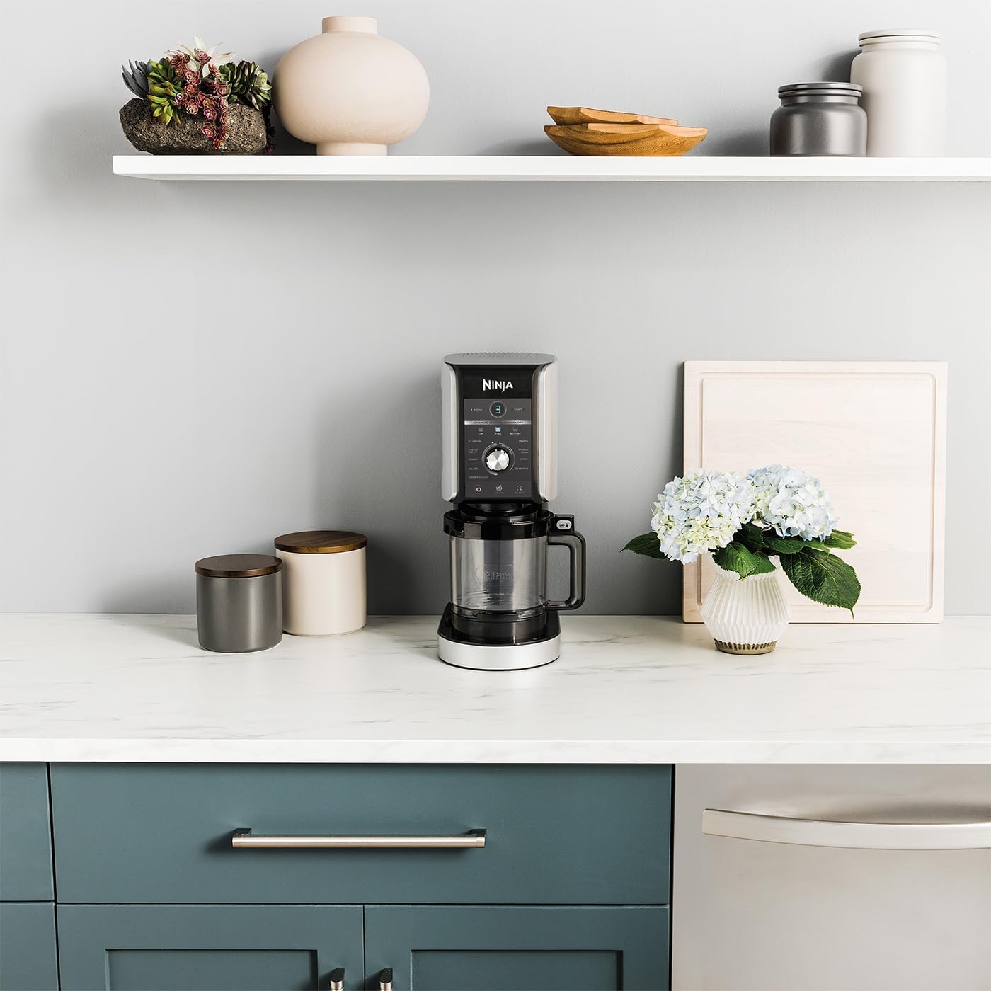 Ninja CREAMi Deluxe Maszyna do lodów i deserów z 2 tacami, 10 funkcji, robi lody, gelato, sorbety, mrożony jogurt, koktajle mleczne i nie tylko, opcja smakowa 2 w 1, srebrna, NC501EU