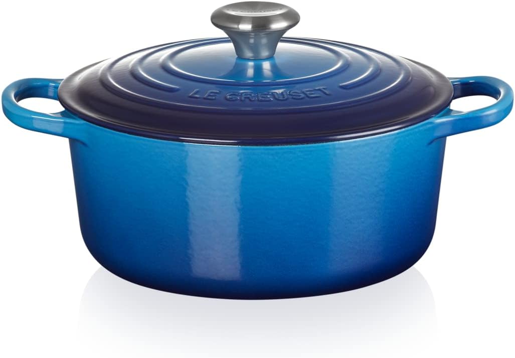 Le Creuset Signature żeliwne naczynie do pieczenia z pokrywką, Ø 26 cm, okrągłe, nadaje się do wszystkich rodzajów kuchenek i kuchenek indukcyjnych, pojemność: 5,3 l, 5,135 kg, kolor czerwony