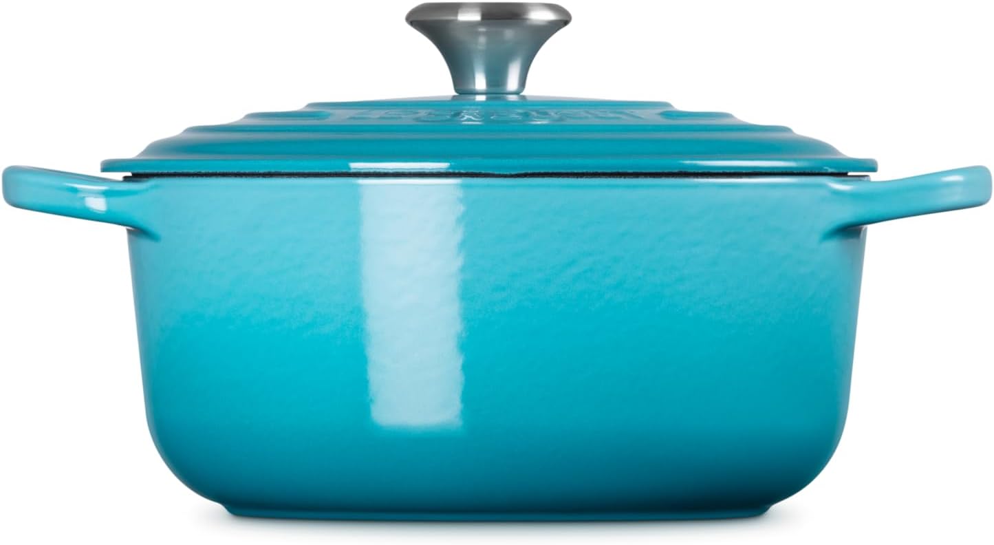 Le Creuset Signature żeliwne naczynie do pieczenia z pokrywką, Ø 26 cm, okrągłe, nadaje się do wszystkich rodzajów kuchenek i kuchenek indukcyjnych, pojemność: 5,3 l, 5,135 kg, kolor czerwony