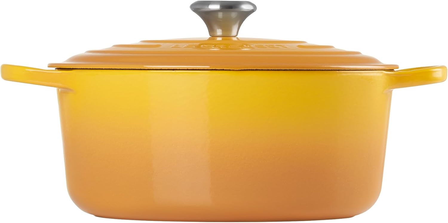 Le Creuset Signature żeliwne naczynie do pieczenia z pokrywką, Ø 26 cm, okrągłe, nadaje się do wszystkich rodzajów kuchenek i kuchenek indukcyjnych, pojemność: 5,3 l, 5,135 kg, kolor czerwony
