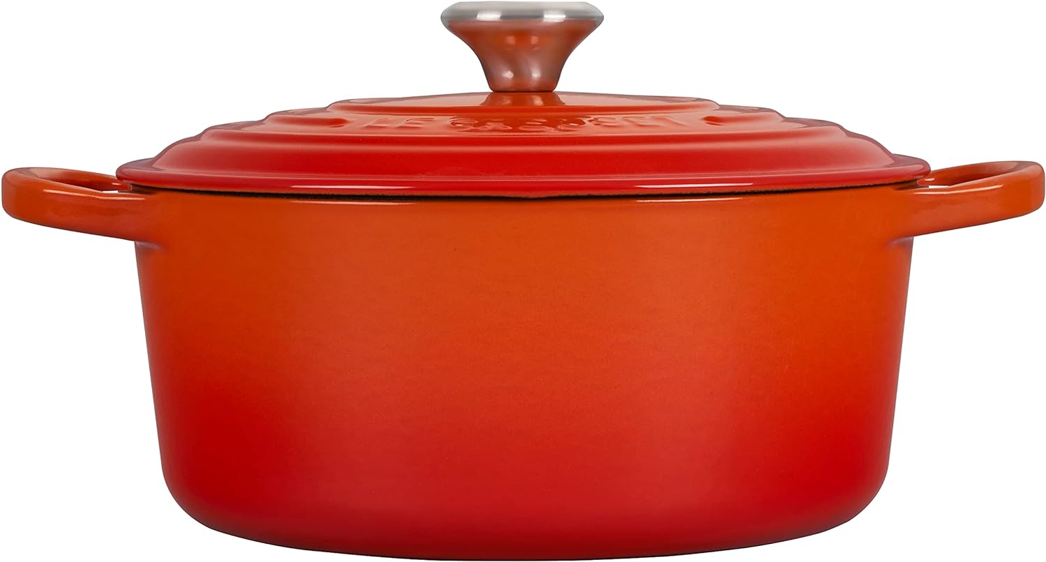 Le Creuset Signature żeliwne naczynie do pieczenia z pokrywką, Ø 26 cm, okrągłe, nadaje się do wszystkich rodzajów kuchenek i kuchenek indukcyjnych, pojemność: 5,3 l, 5,135 kg, kolor czerwony