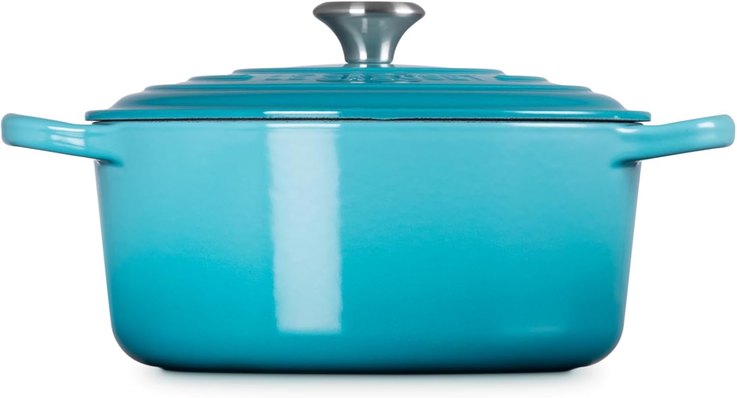 Le Creuset Signature żeliwne naczynie do pieczenia z pokrywką, Ø 26 cm, okrągłe, nadaje się do wszystkich rodzajów kuchenek i kuchenek indukcyjnych, pojemność: 5,3 l, 5,135 kg, kolor czerwony