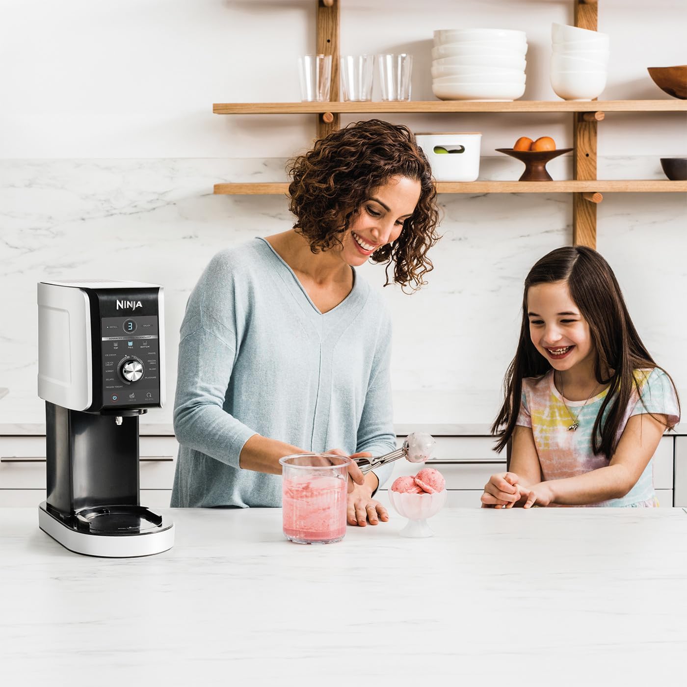 Ninja CREAMi Deluxe Maszyna do lodów i deserów z 2 tacami, 10 funkcji, robi lody, gelato, sorbety, mrożony jogurt, koktajle mleczne i nie tylko, opcja smakowa 2 w 1, srebrna, NC501EU