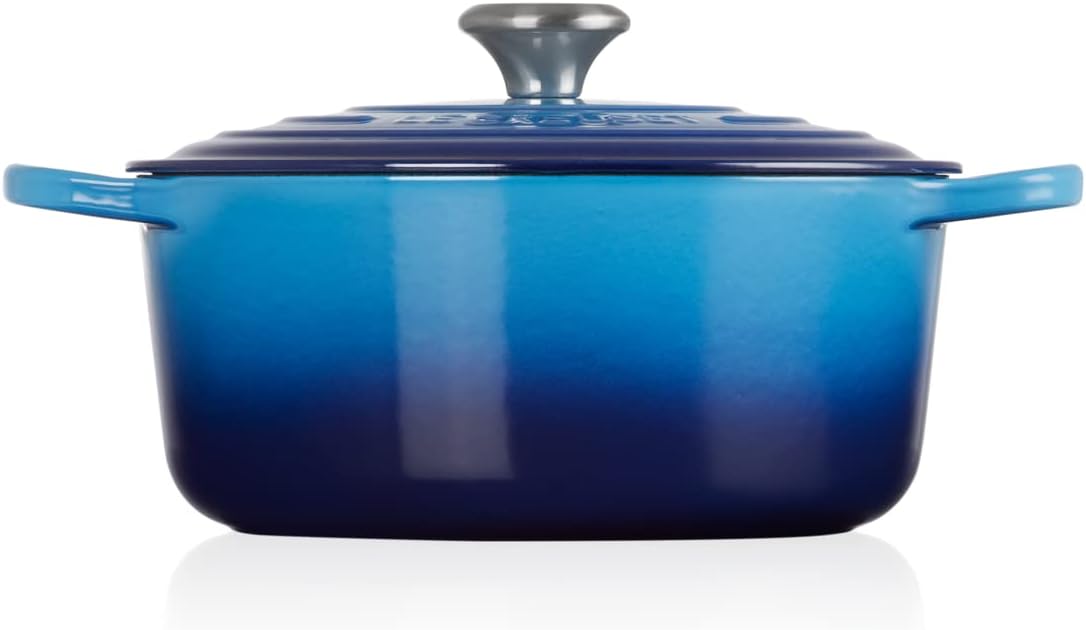 Le Creuset Signature żeliwne naczynie do pieczenia z pokrywką, Ø 26 cm, okrągłe, nadaje się do wszystkich rodzajów kuchenek i kuchenek indukcyjnych, pojemność: 5,3 l, 5,135 kg, kolor czerwony