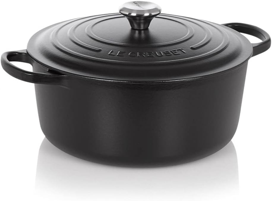 Le Creuset Signature żeliwne naczynie do pieczenia z pokrywką, Ø 26 cm, okrągłe, nadaje się do wszystkich rodzajów kuchenek i kuchenek indukcyjnych, pojemność: 5,3 l, 5,135 kg, kolor czerwony