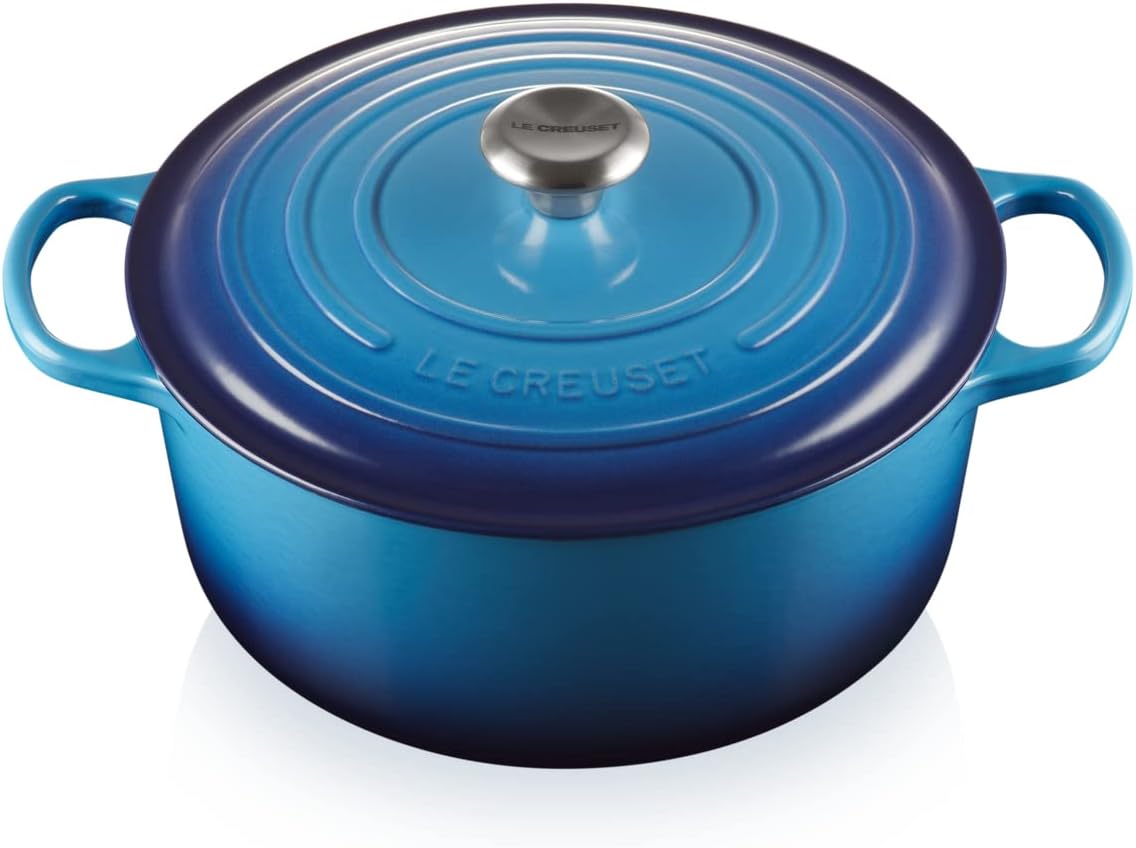 Le Creuset Signature żeliwne naczynie do pieczenia z pokrywką, Ø 26 cm, okrągłe, nadaje się do wszystkich rodzajów kuchenek i kuchenek indukcyjnych, pojemność: 5,3 l, 5,135 kg, kolor czerwony