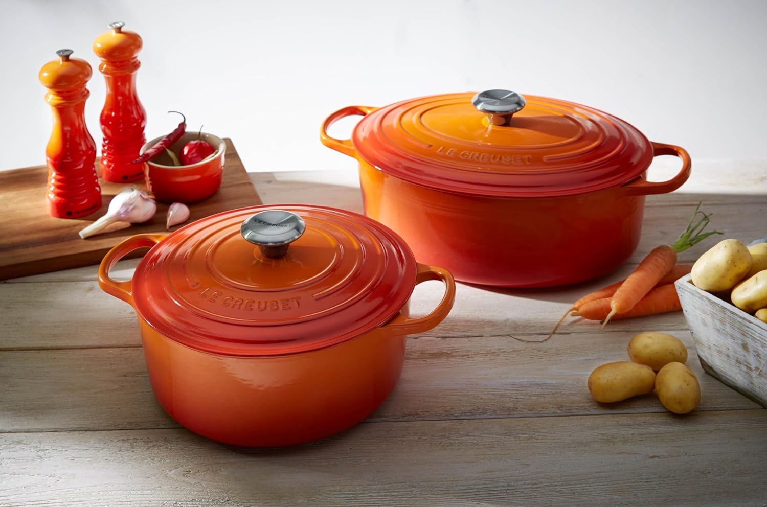 Le Creuset Signature żeliwne naczynie do pieczenia z pokrywką, Ø 26 cm, okrągłe, nadaje się do wszystkich rodzajów kuchenek i kuchenek indukcyjnych, pojemność: 5,3 l, 5,135 kg, kolor czerwony