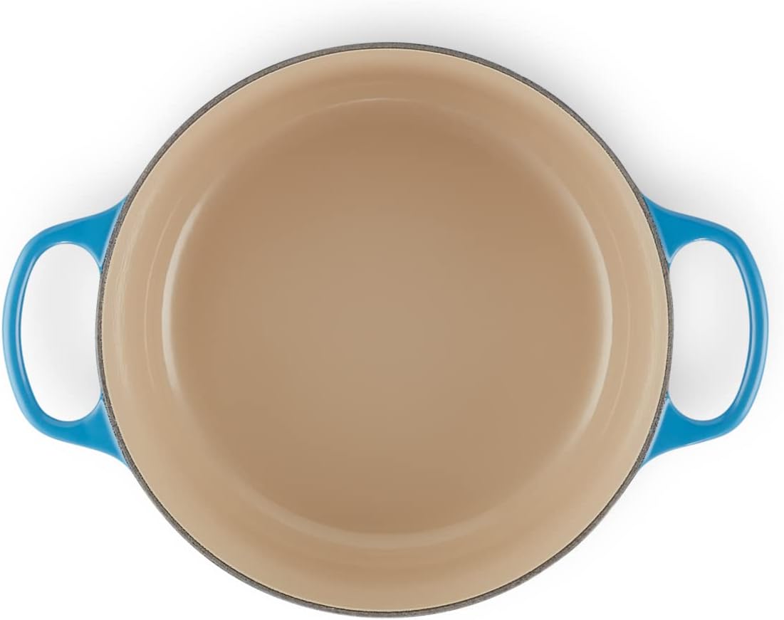Le Creuset Signature żeliwne naczynie do pieczenia z pokrywką, Ø 26 cm, okrągłe, nadaje się do wszystkich rodzajów kuchenek i kuchenek indukcyjnych, pojemność: 5,3 l, 5,135 kg, kolor czerwony