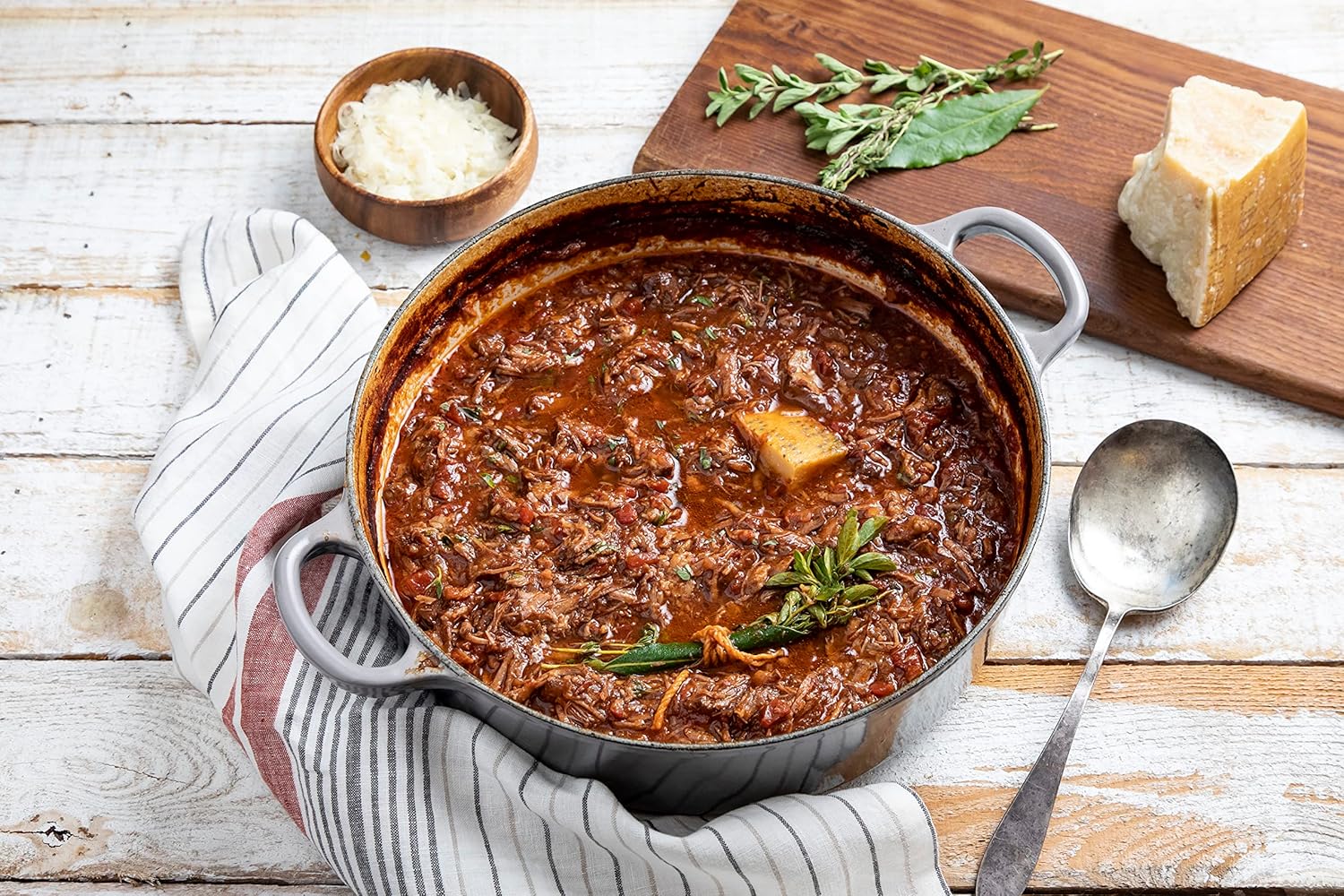 Le Creuset Signature żeliwne naczynie do pieczenia z pokrywką, Ø 26 cm, okrągłe, nadaje się do wszystkich rodzajów kuchenek i kuchenek indukcyjnych, pojemność: 5,3 l, 5,135 kg, kolor czerwony