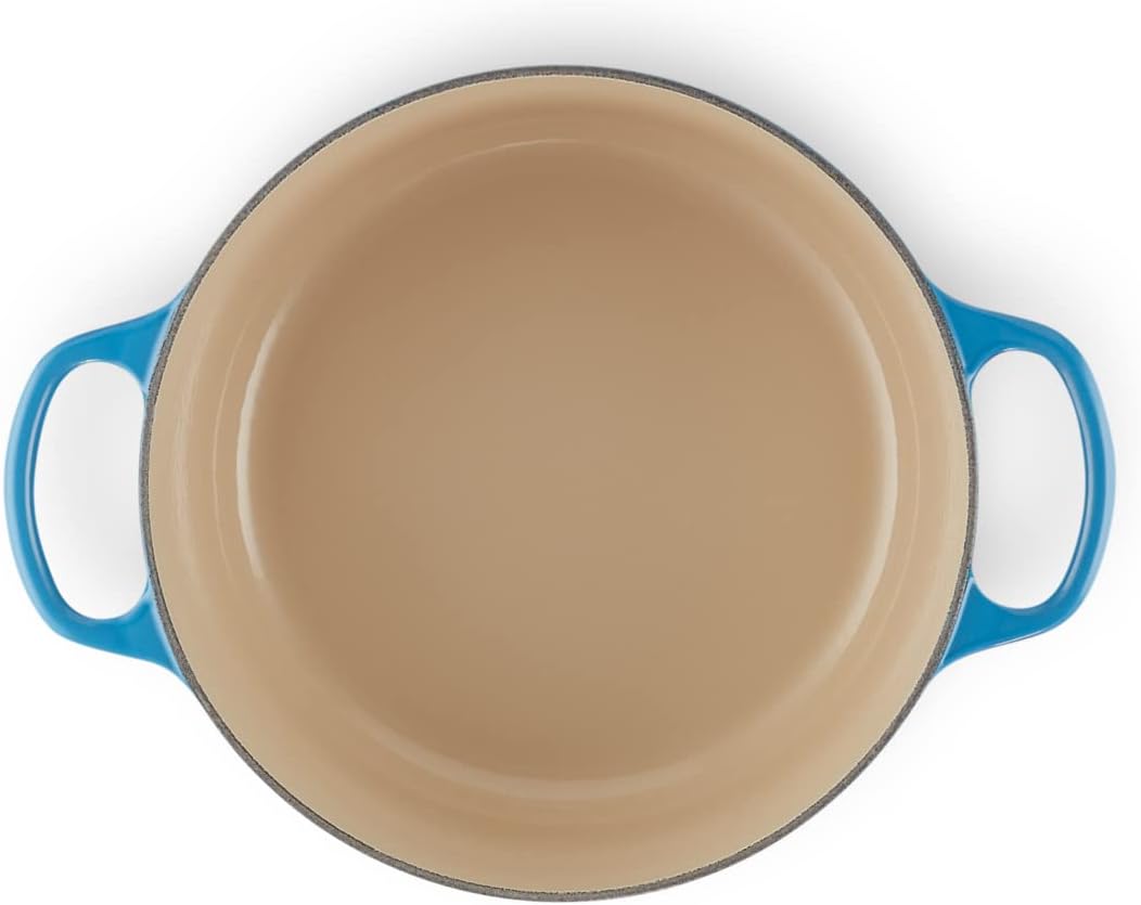 Le Creuset Signature żeliwne naczynie do pieczenia z pokrywką, Ø 26 cm, okrągłe, nadaje się do wszystkich rodzajów kuchenek i kuchenek indukcyjnych, pojemność: 5,3 l, 5,135 kg, kolor czerwony