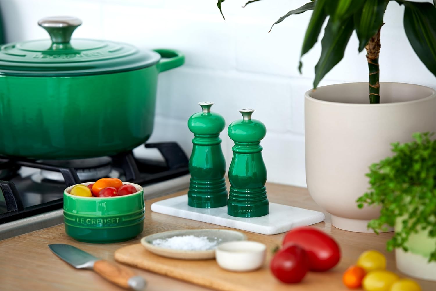 Le Creuset Signature żeliwne naczynie do pieczenia z pokrywką, Ø 26 cm, okrągłe, nadaje się do wszystkich rodzajów kuchenek i kuchenek indukcyjnych, pojemność: 5,3 l, 5,135 kg, kolor czerwony