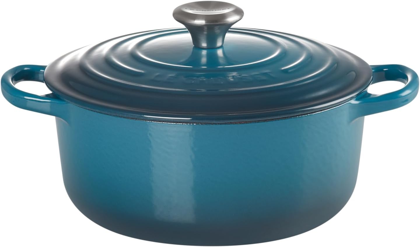 Le Creuset Signature żeliwne naczynie do pieczenia z pokrywką, Ø 26 cm, okrągłe, nadaje się do wszystkich rodzajów kuchenek i kuchenek indukcyjnych, pojemność: 5,3 l, 5,135 kg, kolor czerwony