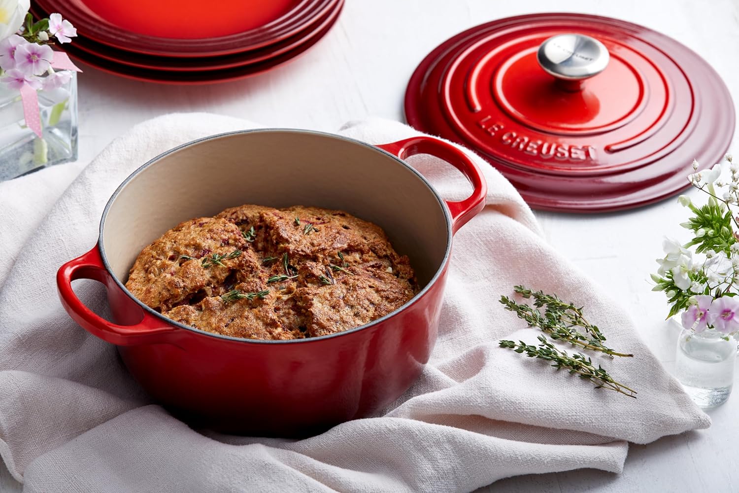 Le Creuset Signature żeliwne naczynie do pieczenia z pokrywką, Ø 26 cm, okrągłe, nadaje się do wszystkich rodzajów kuchenek i kuchenek indukcyjnych, pojemność: 5,3 l, 5,135 kg, kolor czerwony