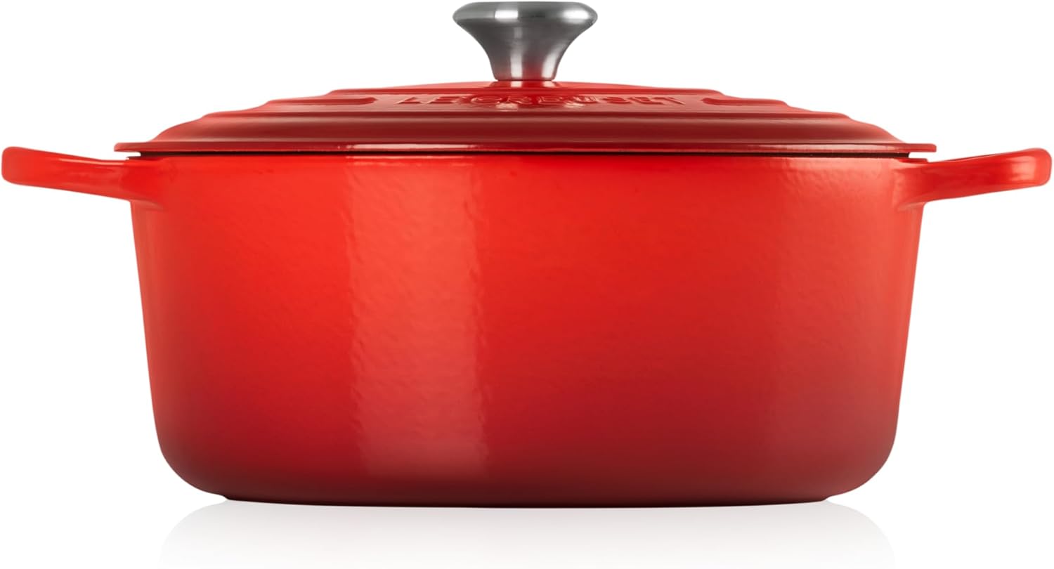 Le Creuset Signature żeliwne naczynie do pieczenia z pokrywką, Ø 26 cm, okrągłe, nadaje się do wszystkich rodzajów kuchenek i kuchenek indukcyjnych, pojemność: 5,3 l, 5,135 kg, kolor czerwony