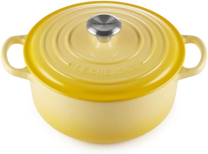 Le Creuset Signature żeliwne naczynie do pieczenia z pokrywką, Ø 26 cm, okrągłe, nadaje się do wszystkich rodzajów kuchenek i kuchenek indukcyjnych, pojemność: 5,3 l, 5,135 kg, kolor czerwony