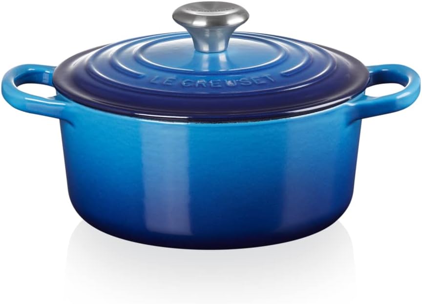 Le Creuset Signature żeliwne naczynie do pieczenia z pokrywką, Ø 26 cm, okrągłe, nadaje się do wszystkich rodzajów kuchenek i kuchenek indukcyjnych, pojemność: 5,3 l, 5,135 kg, kolor czerwony