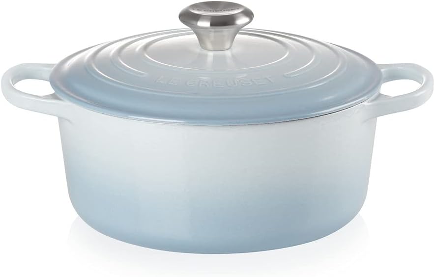 Le Creuset Signature żeliwne naczynie do pieczenia z pokrywką, Ø 26 cm, okrągłe, nadaje się do wszystkich rodzajów kuchenek i kuchenek indukcyjnych, pojemność: 5,3 l, 5,135 kg, kolor czerwony