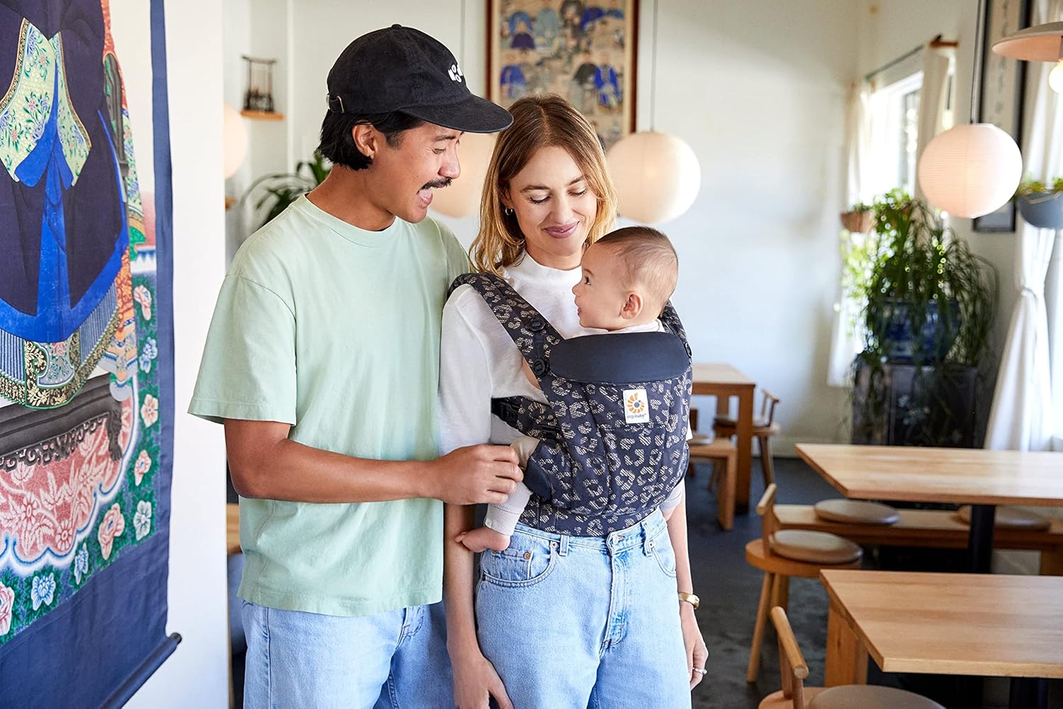 Ergobaby Omni Breeze Nosidełko dla noworodków od urodzenia do 20 kg, 4 pozycje SoftFlex Mesh Ergonomiczne nosidełko dla niemowląt Nosidełko do noszenia na plecach, Graphite Grey