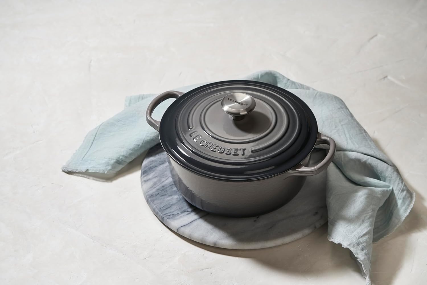 Le Creuset Signature żeliwne naczynie do pieczenia z pokrywką, Ø 26 cm, okrągłe, nadaje się do wszystkich rodzajów kuchenek i kuchenek indukcyjnych, pojemność: 5,3 l, 5,135 kg, kolor czerwony