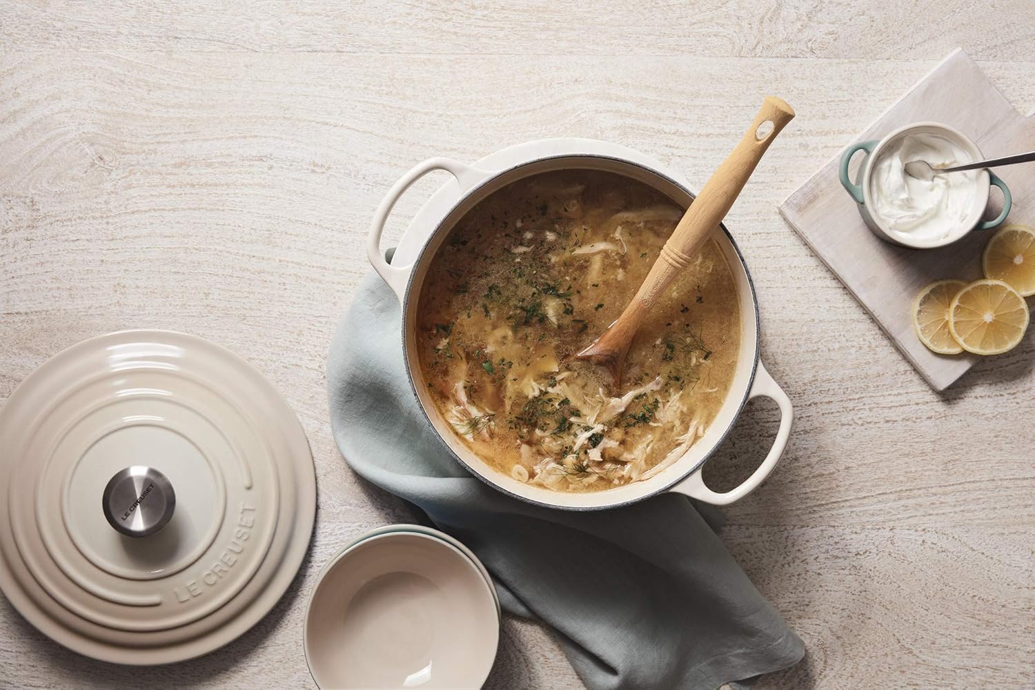 Le Creuset Signature żeliwne naczynie do pieczenia z pokrywką, Ø 26 cm, okrągłe, nadaje się do wszystkich rodzajów kuchenek i kuchenek indukcyjnych, pojemność: 5,3 l, 5,135 kg, kolor czerwony