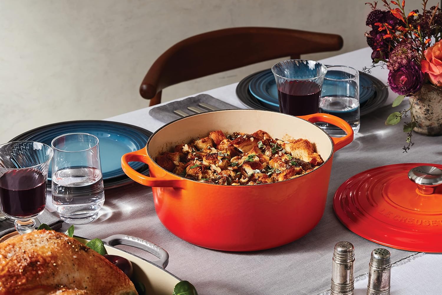 Le Creuset Signature żeliwne naczynie do pieczenia z pokrywką, Ø 26 cm, okrągłe, nadaje się do wszystkich rodzajów kuchenek i kuchenek indukcyjnych, pojemność: 5,3 l, 5,135 kg, kolor czerwony