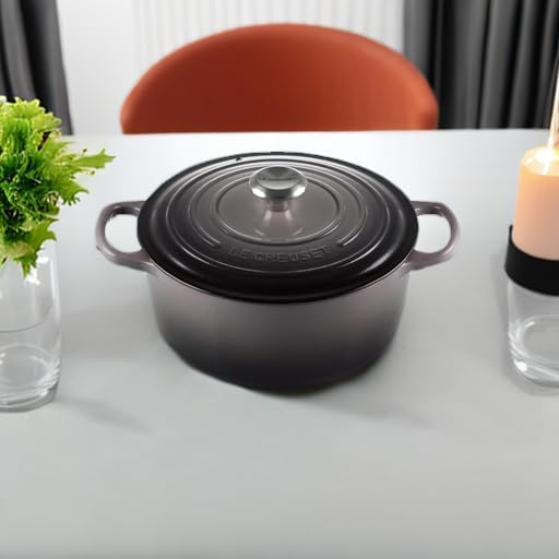 Le Creuset Signature żeliwne naczynie do pieczenia z pokrywką, Ø 26 cm, okrągłe, nadaje się do wszystkich rodzajów kuchenek i kuchenek indukcyjnych, pojemność: 5,3 l, 5,135 kg, kolor czerwony