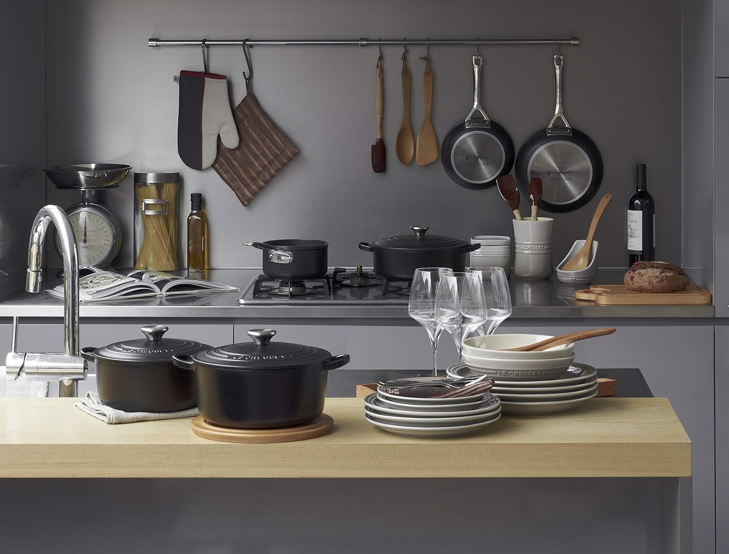Le Creuset Signature żeliwne naczynie do pieczenia z pokrywką, Ø 26 cm, okrągłe, nadaje się do wszystkich rodzajów kuchenek i kuchenek indukcyjnych, pojemność: 5,3 l, 5,135 kg, kolor czerwony