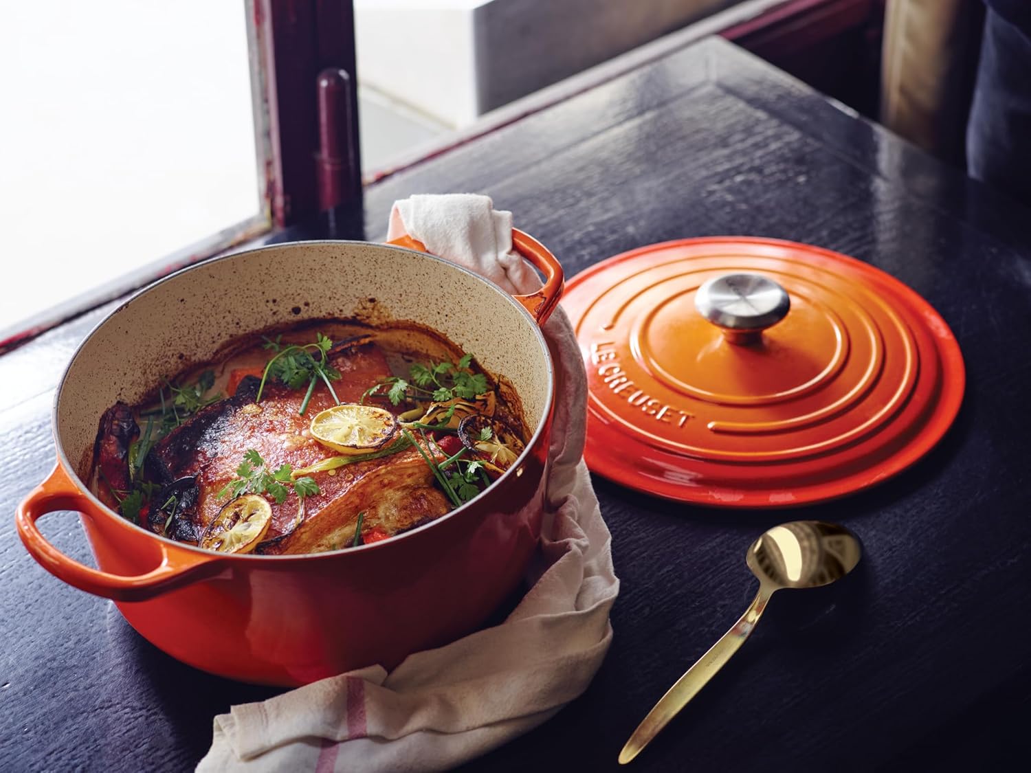 Le Creuset Signature żeliwne naczynie do pieczenia z pokrywką, Ø 26 cm, okrągłe, nadaje się do wszystkich rodzajów kuchenek i kuchenek indukcyjnych, pojemność: 5,3 l, 5,135 kg, kolor czerwony